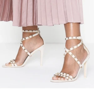 Klackar - Valentino inspirerade klackar ifrån nelly, endast testade. Super fina till bal/student💞