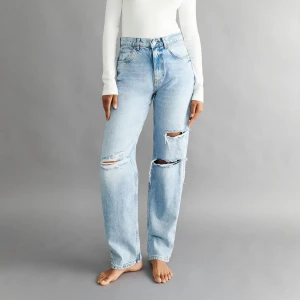 90s high waist jeans - Inköpspris: 599 SEK Storlek: 40 EU Full Length (Jag är 179cm på bild nr. 2) Hålen på knäna är något slitna, men inte så att det är märkbart