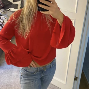 Röd topp  - en röd jättefin topp men volanger längst ut på armarna. Så söt o fint skick!  Hör av dig vid frågor eller fler bilder ( Köparen står för frakten)
