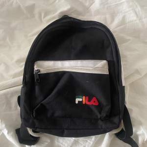 Mini fila ryggsäck i gott skick. Köpt på Urban Outfitters.