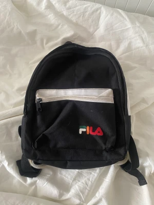 Fila ryggsäck  - Mini fila ryggsäck i gott skick. Köpt på Urban Outfitters.