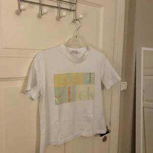 T-shirt från Calvin Klein  - Säljer denna coola T-shirten från Calvin Klein. I fint skick. Storlek L, passar som S/M. 100% bomull. Tryck på framsidan. Givetvis äkta. 