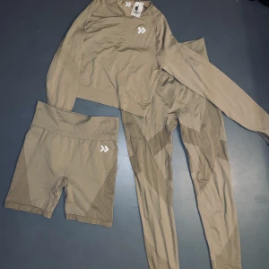 Tre delat träningsset - Tröjan är använd 3-4 ggr storlek M Shortsen använda 1 gång storlek S Thightsen 3-4 ggr storlek S