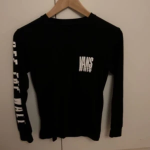 Vans tröja - Nypris är 379kr å den är knappt använd så därför tänkte ja sälja för 200kr. Storlek är xs
