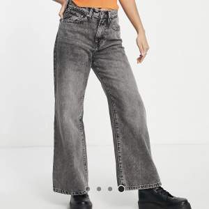 Gråa jeans från ASOS som är helt oanvända, storlek 36.