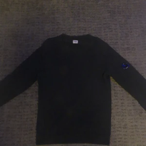 Cp company tröja svart - Denna tröjan är köpt för runt 4 år sedan och är äkta.Har tyvärr inte kvar kvittot på denna eftersom det var så länge sedan men de finns inga hål på tröjan det enda slitaget är fläckarna som man kan se på bild 2 dom kanske bort med ett specielt tvättmedel