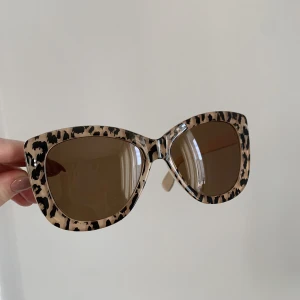 Solglasögon - Oanvända solglasögon i cat-eye modell från Glitter. 