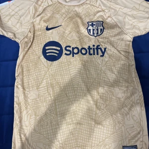 Barcelona tröja  - En Barcelona tröja från 2023 släppet. Helt ny och är helt oanvänd. Kund står för frakt