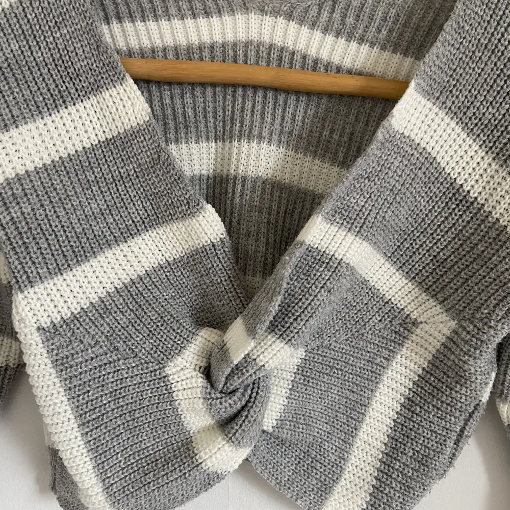 Säljer denna grå tröja med vita ränder pg.a att den blivit för liten. Köpt på Shein & bara använd ett fåtal gånger. Fint skick och skön att ha på sig 🤍. Tröjor & Koftor.