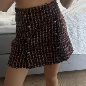 Säljer denna fina mönstrade kjolen från zara! Jättebra skick men använder nästan aldrig. Storlek XS❤️