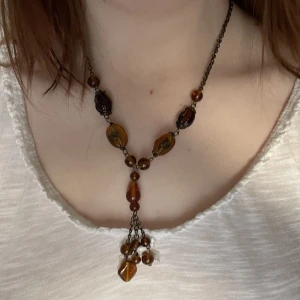 Halsband - Jätte fint halsband med stenar liknar bärnsten men vet inte om det är det🌟