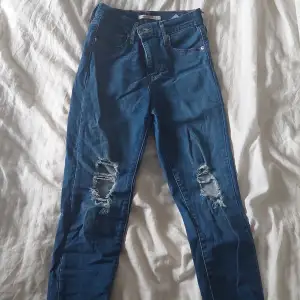 Skinny levis jeans med hål. Storlek 26 i mycket fint skick