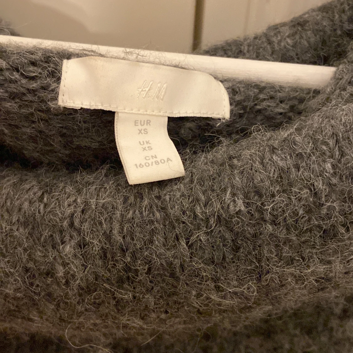 Off shoulder stickad tröja  - 90