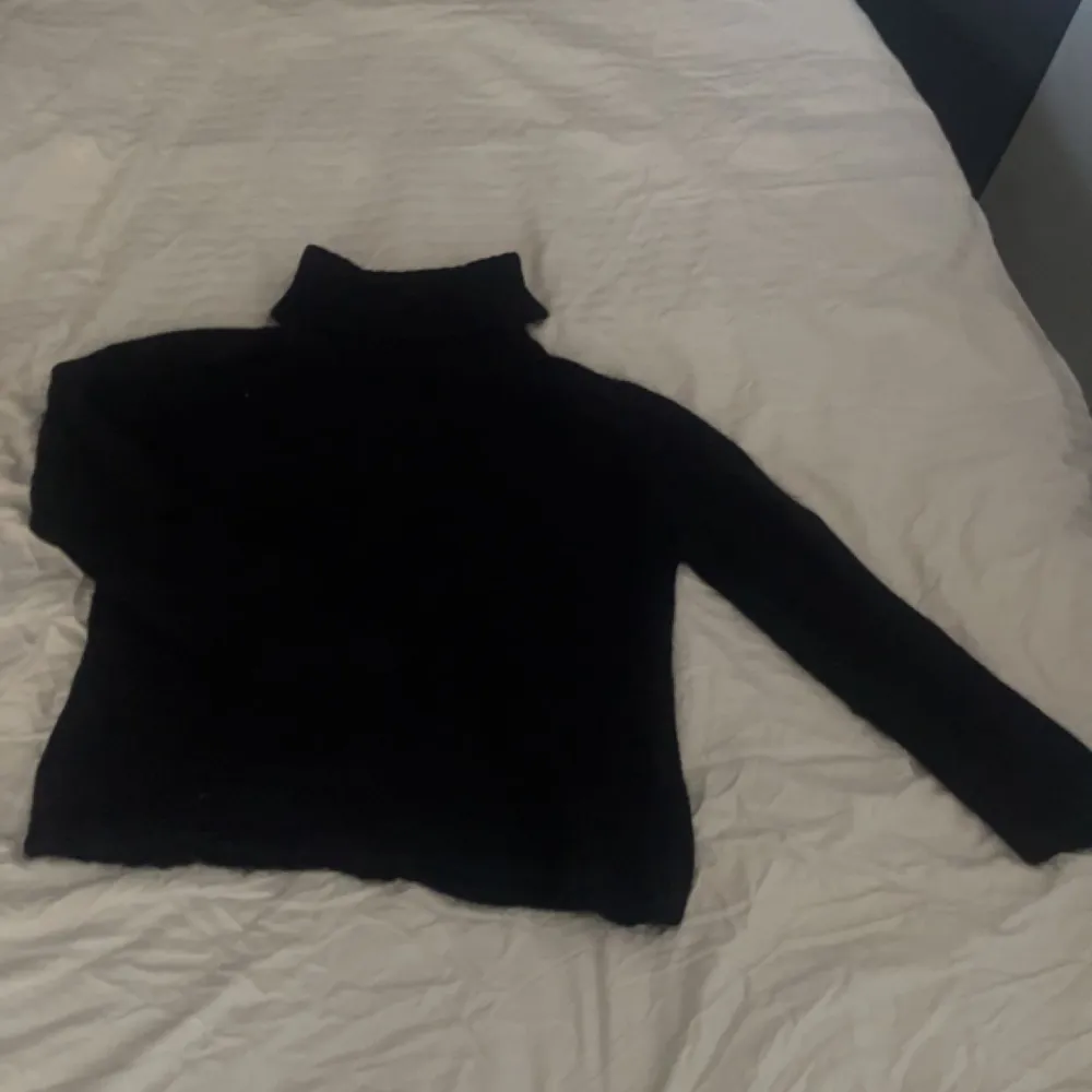 Jätte mysig tröja köpt från zalando ☺️ endast använd en gång❤️. Stickat.