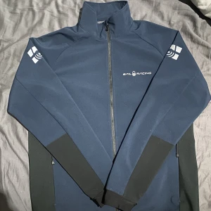 Sailracing jacka - Säljer min sailracing jacka då den inte används, knappt använd och är i nyskick, storlek L men jag som är M kan ha den utan problem, billigare vid snabb affär. Mvh Hugo