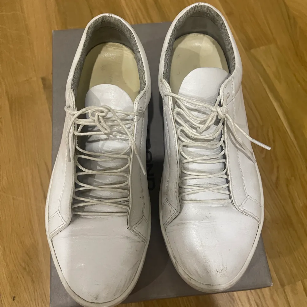 Snygga vita sneakers som är i ganska bra skick stl 37 kommer med original box . Skor.