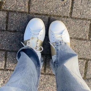 Snygga valentino skor (äkta) - Säljer nu mina valentinos för att jag har sikte på ett par andra skor! Älskar verkligen dem och är super snygga. Dem är lite skavda fram men inget man lägger märke till (se bild ett) 😍 (fler bilder finns) 