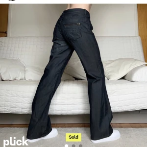 Mörka jeans - Mörka jeans från Esprit. Köpt här på plick men säljer då jag råkade köpa fel storlek. Super fint material och passform. Storleken är 83cm innerbenslängd och 32/32, 86cm midja. Personen på bilden är 172cm.