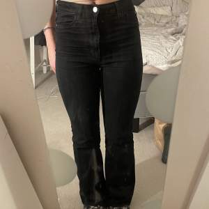 Jag säljer dessa svarta high-waist jeans från cubus 💗 bra kvalitet och är väldigt stretchiga