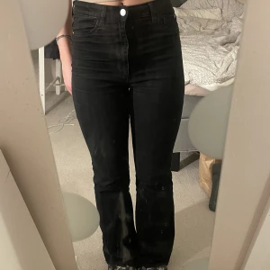 Svarta bootcut jeans  - Jag säljer dessa svarta high-waist jeans från cubus 💗 bra kvalitet och är väldigt stretchiga