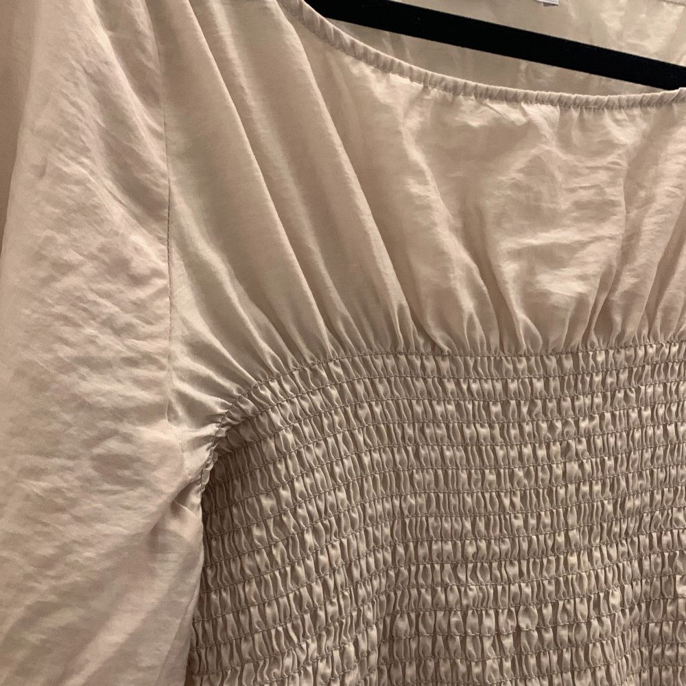 Elegant blus från Lounge nine Jag pendlar mellan S och M och blusen sitter fint på mig. Luftig och skön att ha på. Lite transparent. Använd 1 gång. Passar supersnygga till läderbyxor . Blusar.