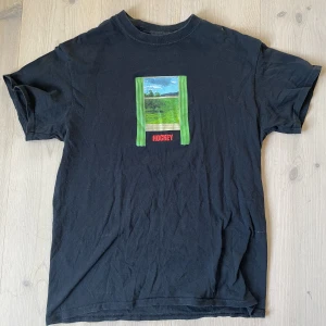 Hockey tshirt - Säljer denna tröja som jag köptenpå Junkyard för ca ett år sedan. Fint skick :) Säljer då den inte kommer till användning längre.  Kan mötas upp i Trollhättan, annars står köparen för frakten🤍 