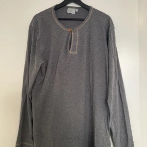 Wesc tröja  - Fin och tunn tröja från Wesc, perfekt till våren ☀️använd och tvättat flera gånger, fast fortfarande i fint skick