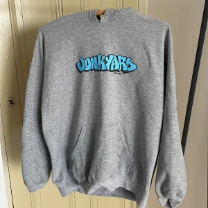 Grå huvtröja  - Grå huvtröja från Junkyard! Köpt för ca 4 år sedan och är välanvänd. Skicket är typ 3/5, lite urtvättad. Storlek L, så oversized