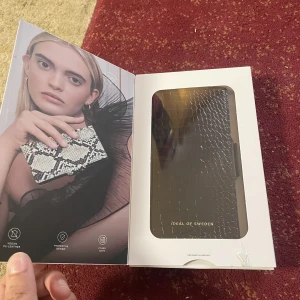 iPhone skal - Hej jag säljer en helt nytt iPhone skal det passar till iPhone 12/12 pro   Butik pris 399kr Mitt pris 250kr 