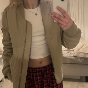 Bomberjacka - Säljer denna fina beiga bomberjackan. Den är mer beige i verkligheten🥰 Den är i bra skick. Storlek 36💕 Köparen står för frakten☺️