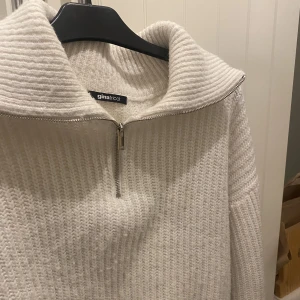 Vit stickad tröja med dragkedja  - Jättefin stickad tröja från ginatricot som tyvärr inte kommer till användning något mer, storlek L men sitter mer som XS/S❤️