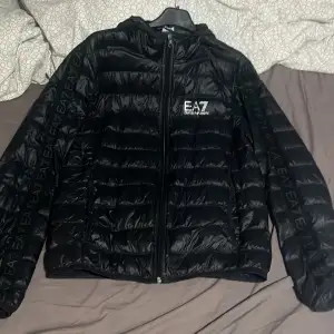 EA7 Emporio Armani dunjacka  Storlek M men passar också för L Köpt för 1600