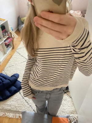 Randig tröja - Super fin tröja från Zara. Köpt våren 2022 och använd en gång🥰 Nypris 259kr. Strl S men passar även en XXS och XS beroende på hur man vill ha passformen