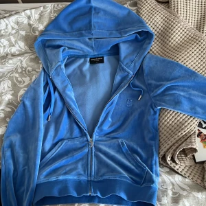 Juicy couture tröja - Säljer jättefin juicy couture tröja!! Använd fåtal gånger men inget i min stil dock får jag alltid komplimanger för den. Samma färg som Britney Spears hade dessutom😍pris kan diskuteras 