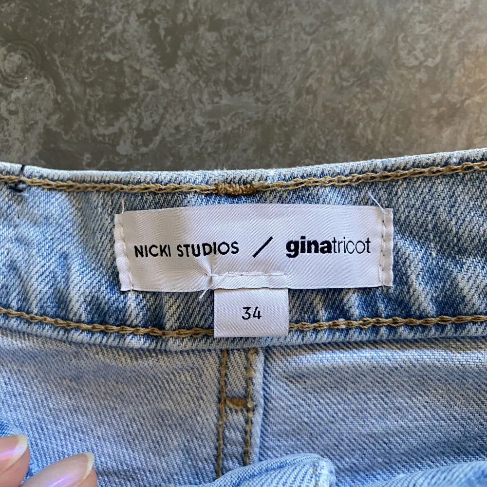 Ljusblåa jeans från Gina med slits! High waist ☀️ Storlek 34 men uppsydda hos en skräddare för mig som är 158. Jeans & Byxor.