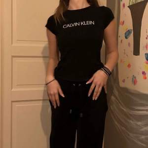 En Calvin klein t shirt i storlek xxs den är använt ett få tal gånger köparen står för frakten