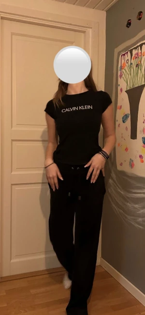 Calvin klein t shirt - En Calvin klein t shirt i storlek xxs den är använt ett få tal gånger köparen står för frakten