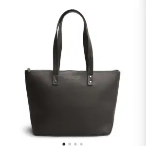 Säljer denna supersnygga handväskan ifrån Don Donna, är i nytt skick, säljer du jag vill köpa en större väska❤️ köparen står för frakten☺️