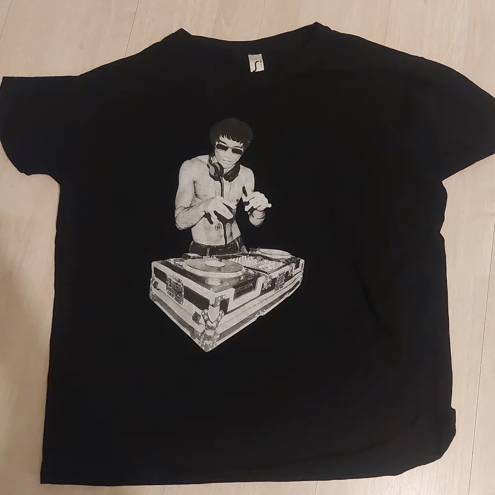 Bruce Lee dj tryck t shirt från amazon i Large. Dm för frågor, pris kan diskuteras. Säljer eftersom den är för stor på mig. T-shirts.