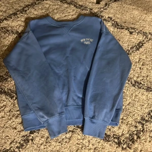 Blå tröja - Säljer denna ljusblå tröja från H&M! Inge defekter och andvänd ett få antal gånger! Hör av dig om du är intresserad!💕🤗