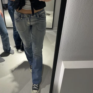 Lågmidjade jeans - Fint skick, säljs på vår Instagram 🌟