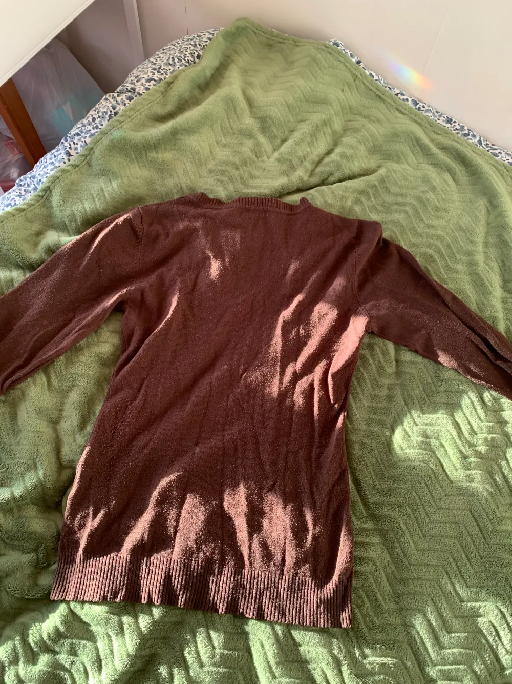 En mysig enkel brun tröja som är lite nopprig men inget som inte går att ta bort. . Tröjor & Koftor.