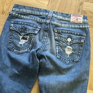 True religion jeans - Jättesnygga jeans med coola bakfickor! Köpta second hand för 800kr och har bara använt typ 2 gånger. 