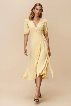 Adoore klänning  - Gul Bordeaux klänning i strl 34. Prislapp kvar och aldrig använd då den var för liten. Finns inte längre i sortiment och kostade 1495 i nypris🫶