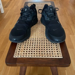 Nike trail löparskor  - Nike run shield trailskor. Mycket bra grepp på hala underlag samt rejält dämpande sula. Använda men i mycket gott skick! Strl 11 us/45 eu.