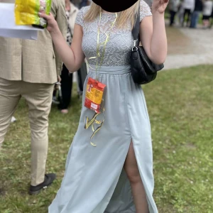 Långklänning från nelly - Säljer min fina klänning från nelly som jag endast använt vid ett tillfälle, när jag slutade nian. Den är i storlek S och jag är 1,71 och den satt perfekt på mig. Skriv för fler bilder 💞 Vill bara bli av med den därav priset