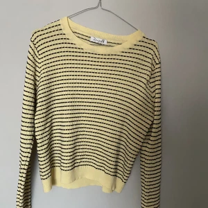 Söt topp från DesignBySi 💛💛 - Säljer denna trendiga randiga tröja🥰🥰