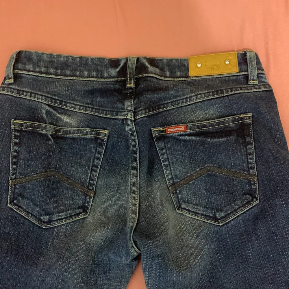 Ett par lågmidjade jeans som är wideleg/bootcut, storlek S i perfekt skick, sälj pågrund av att lågmidjade inte passar på mig och de är Oanvända. Perfekt för dig som letar efter plagg som är inspirerade av 90-tals stil! . Jeans & Byxor.