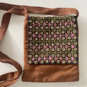 Superfin brun väska, perfekt som axelremsväska 🤩 17x20cm. Frakt tillkommer! 