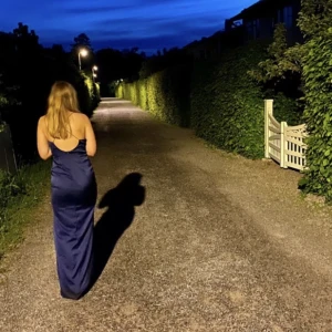 Balklänning - Säljer denna fina blåa balklänning. Endast använd 1 gång. Skriv för fler bilder! 